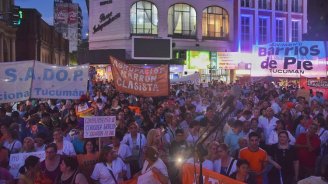 Docentes y trabajadores de la salud confluyeron frente a Casa de Gobierno contra el ajuste al salario