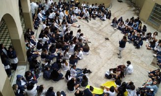 Sentada en la Escuela Normal a favor de las lenguas vivas