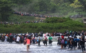 Gobierno mexicano dice “respetar” a migración legal mientras persigue a migrantes