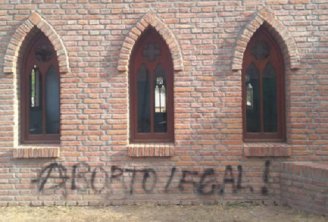 Taparon pintada por aborto legal en la Capilla de la Universidad de Salta