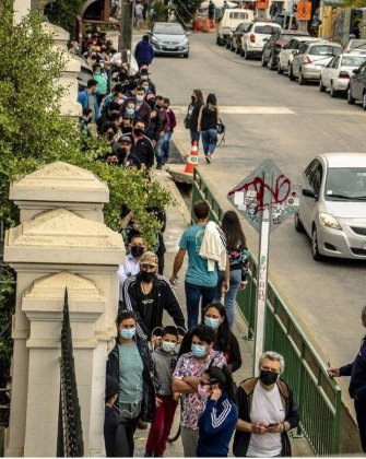 Valparaíso: largas filas en los locales de votacion de la ciudad puerto