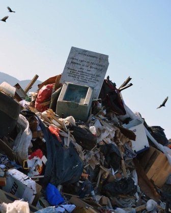 Intervención artística: Monumento de Jaime Guzmán es encontrado en basural de Antofagasta