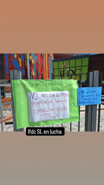 Docentes del IFDC-SL en defensa de la educación pública y los salarios.