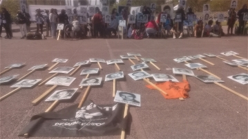 Madres y Familiares de Detenidos Desaparecidos se manifestó a las afueras del Parlamento