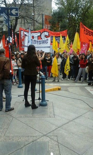 El FIT se movilizó a la legislatura mendocina junto a los trabajadores en lucha