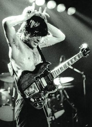 Angus Young tomándoles el pelo a los neoconservadores.