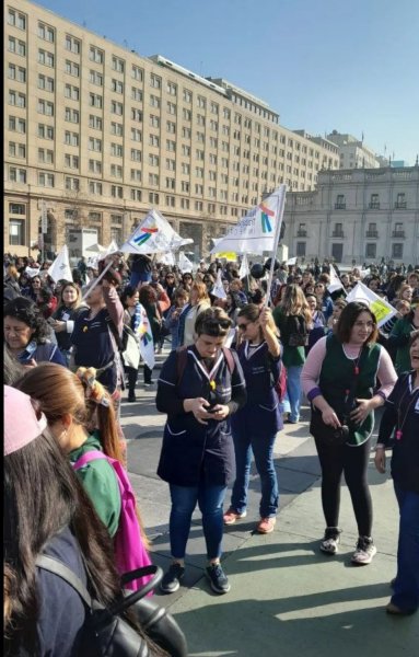 400 trabajadoras de Integra frente a la Moneda en el paro de profesores de 48 horas 