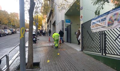 El Ayuntamiento de Barcelona “borra” el amarillo de los colegios