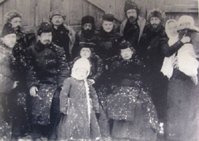 Siberia. Trotsky (a la izquierda) y Aleksandra Sokolovskaya y Zina en sus manos a la derecha, 1902. Fuente: https://iskra-research.org/