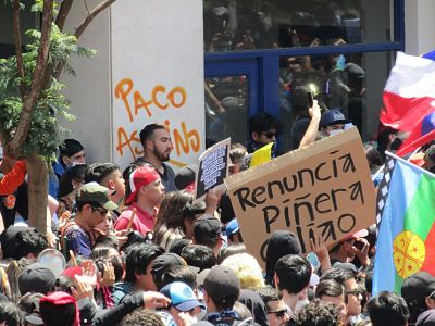 Las calles exigen la renuncia de Piñera