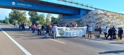 Mendoza: contratistas de viña cortan la Ruta 7 en San Martín en reclamo por el salario