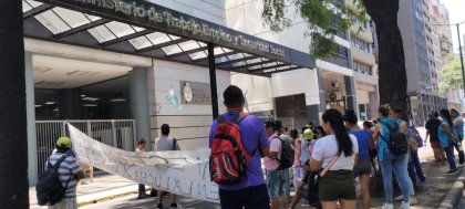 Protesta de tercerizados de limpieza frente al Ministerio de Trabajo