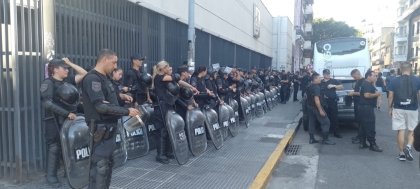 Provocador operativo de la Policía de la Ciudad contra organizaciones que rechazan la Ley Ómnibus 