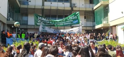 Universidad Nacional de Salta: masivo abrazo a la Educación Pública 