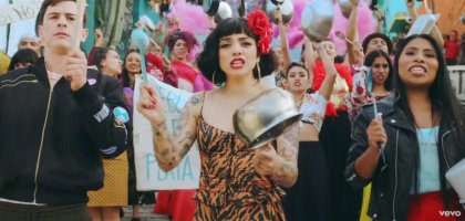 Con cacerolas y en primera línea Mon Laferte estrenó video de "Plata ta tá" con actriz Yalitza Aparicio