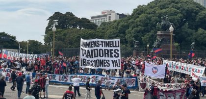 San Lorenzo: multitudinaria marcha al Ministerio de Turismo contra Lammens