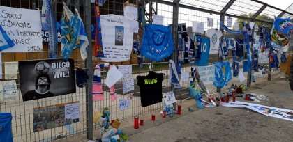 [Fotos] Siguen los homenajes a Diego Maradona en Nápoles