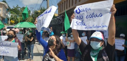 Tras casi 10 años de prisión, liberan a mujer presa por aborto en El Salvador