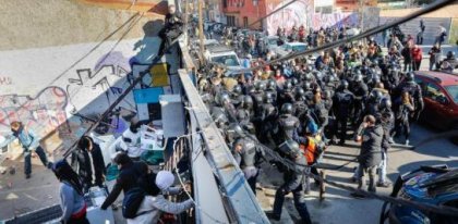 Los Mossos desalojan con violencia a 100 migrantes que vivían en un edificio de la Sareb