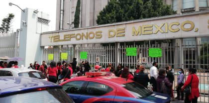 Telefonistas realizan mitin frente a instalaciones de Telmex 