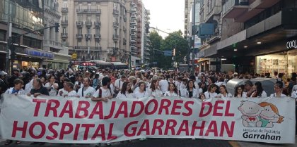 Trabajadores del Garrahan realizan una marcha de velas en el Obelisco