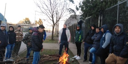 Sin aviso, cerró la fábrica de baterías ​Arcynur y dejó a 35 familias en la calle