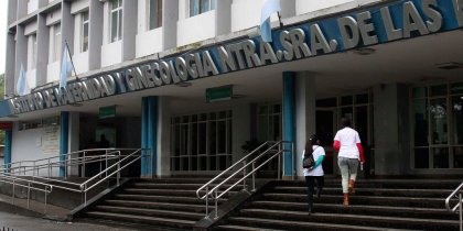 Familiares de pacientes apoyan a las enfermeras: “Ayudamos en la atención porque no dan abasto”