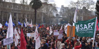 Masiva marcha en Santa Fe: amenazas de Perotti hacen escalar el conflicto de docentes y estatales