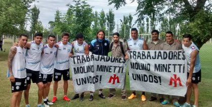 El plantel de Belgrano junto a la lucha de Minetti