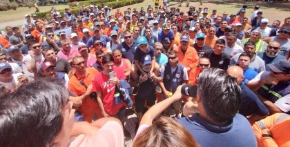 "Todos adentro; no a los despidos"