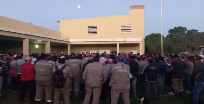 Trabajadores se enfrentan a la patronal del Ingenio del Tabacal por 24 despidos.