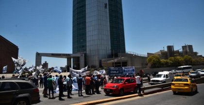 Abrazo simbólico y protesta por el cierre del Sheraton Córdoba