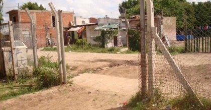 Vecinos del barrio Iapi en Quilmes denuncian cortes de agua hace más de quince días