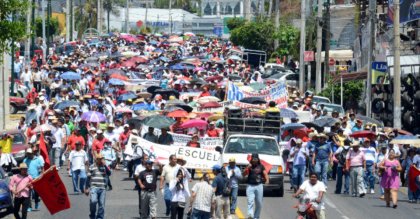 La movilización de maestros es nutrida por padres de familia en Guerrero