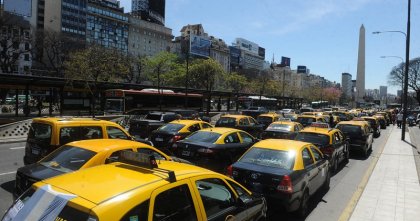 En varios puntos de Buenos Aires, protesta del sindicato de taxistas contra las aplicaciones