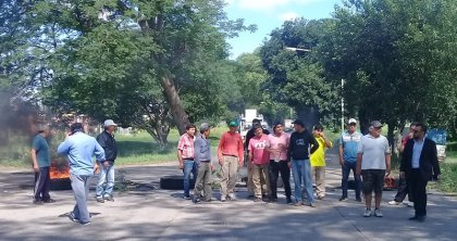 Trabajadores de la textil Hispania cortan la ruta en defensa de sus puestos de trabajo