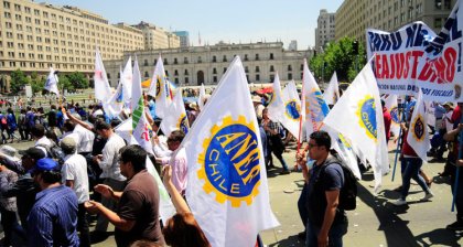 Trabajadores públicos se movilizan frente a los despidos