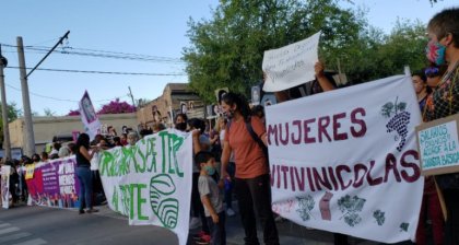 #Unidad Trabajadoras de La Terre apoyan el paro en viñas y bodegas - YouTube