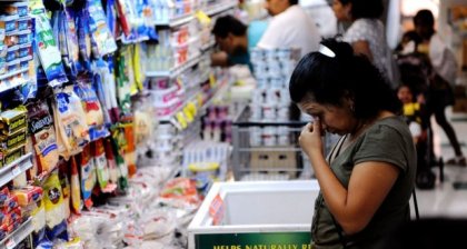 Sube la inflación y el peso se mantiene débil