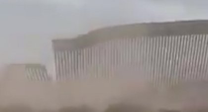 El muro de Trump no aguantó el viento: fue derribado por un huracán