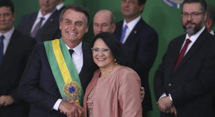 Ministra de Jair Bolsonaro acusada de secuestrar a niña indígena a la que presenta como su hija adoptiva