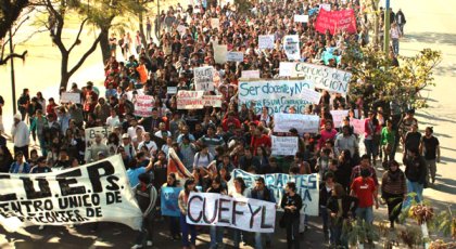 La Asamblea Universitaria cercada por la protesta de estudiantes y docentes