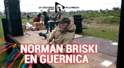 Norman Briski junto a las familias de Guernica