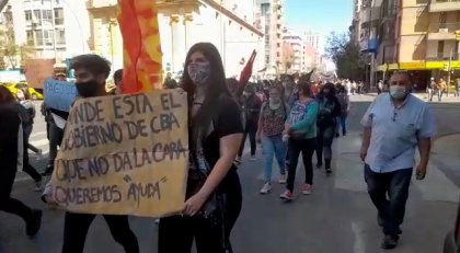 Trabajadores del geriátrico Hotel Plaza se movilizaron a casa de gobierno - YouTube