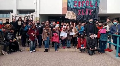 Toma del Instituto Zípoli por recorte en los títulos - YouTube