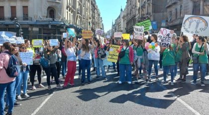 La Plata: acompañantes terapéuticos paran y movilizan a la Gobernación