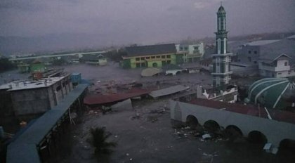 Tsunami azota dos ciudades de Indonesia tras terremoto de 7,5 grados