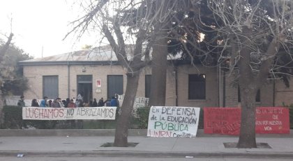 [Video] Autoridades de la Universidad Nacional de Río Negro empujan y golpean a estudiantes 