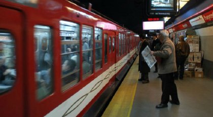 Cada vez viaja más gente parada en el subte