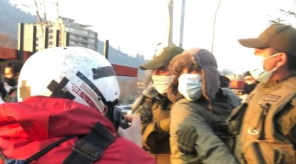 Ahora represión en Plaza Dignidad en concentración de solidaridad con el pueblo mapuche